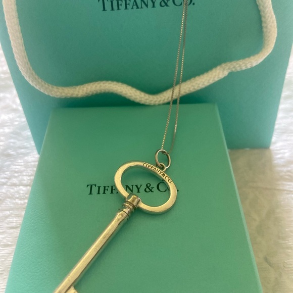Tiffany & Co. Sterling Silver Extra Large Oval Key Pendant with Silver necklace - Picture 2 of 5